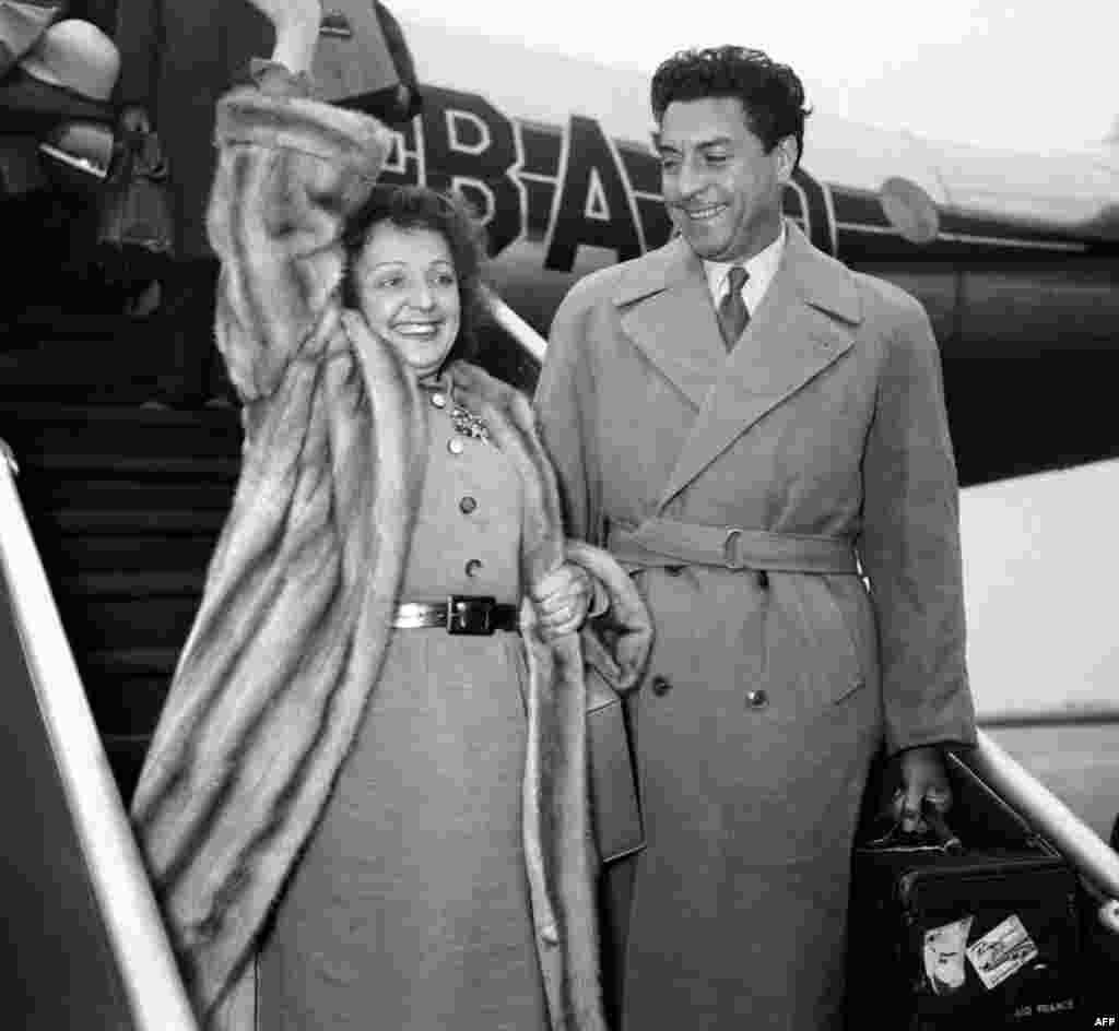 Эдит Пиаф и ее муж Жак Пилс в парижском аэропорту Орли по возвращении из концертного тура в США, 3 декабря 1953 г.