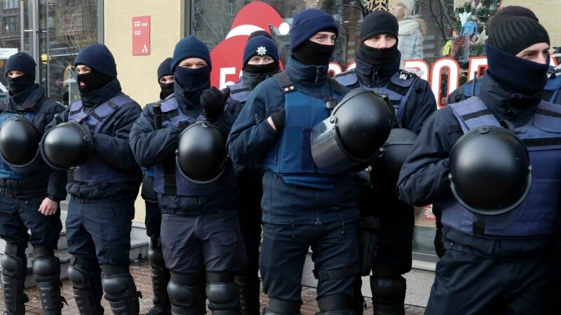 Ukrainë: Policia i liroi personat e zënë peng në një postë