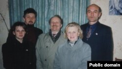 Справа налева: Зянон Пазьняк, жонка Вячаслава Чарнавола Атэна Пашко, Вячаслаў Чарнавол, Сяргей і Галіна Навумчыкі. Кіеў, сакавік 1996 г.