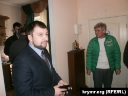В феврале 2014 года Денис Пушилин лично участвовал в открытии первого офиса "МММ" в Крыму, в Симферополе