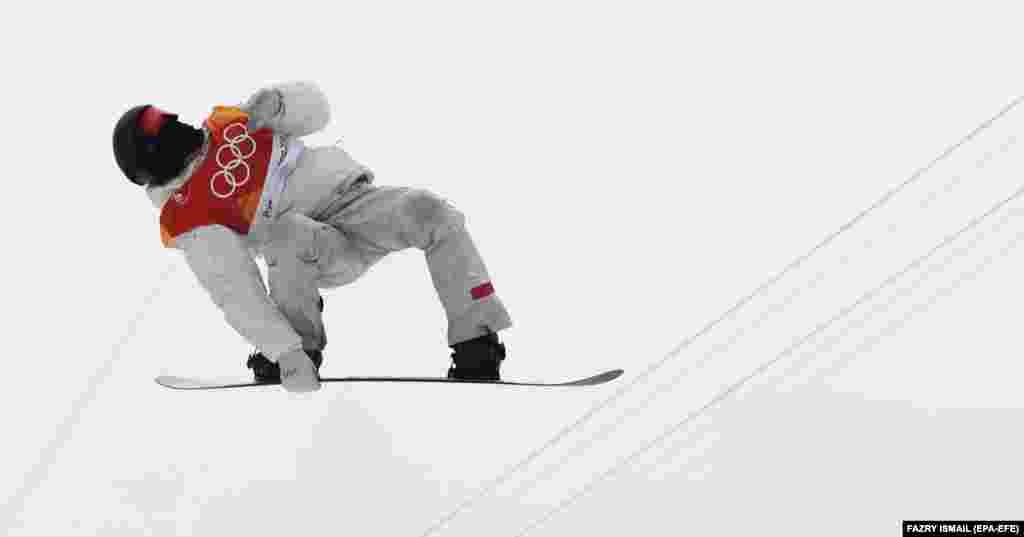 Сноубординг Шон Уайт из США во время соревнований. Уайт завоевал &laquo;золото&raquo; и стал первым атлетом, который получил три олимпийские золотые медали по сноубордингу