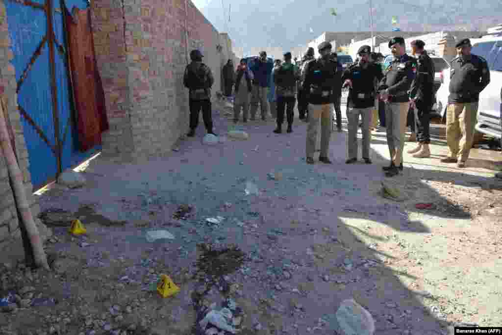 ПАКИСТАН - Пакистанските власти соопштија дека најмалку шест членови на семејство се убиени во експлозија од автомобил во северозападен регион, во близина на границата со Авганистан.
