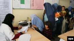 آرشیف - شماری از خانم ها در یک مرکز صحی در کابل