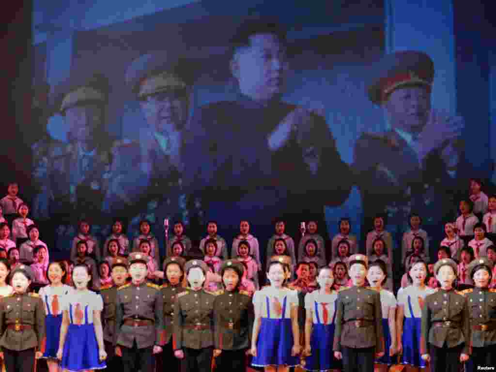 Sjeverna Koreja - Proslava rođendana Kim Jong-ila u Pjongjangu, 14.02.2011. Foto: Reuters / Kyodo