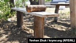 Снаряд на лавочке возле памятника воинам 365-й батареи
