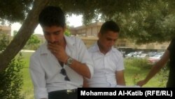 طالبان من جامعة الموصل يستعدان لاداء الامتحانات