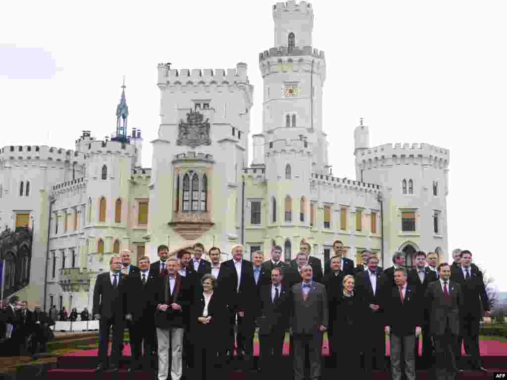 Češka - Ministri spoljnih poslova EU - Još jedna ¨obiteljska¨ fotografija ministara spoljnih poslova, ovaj put ispred lijepog zamka u Hloubokoj na Vltavi.