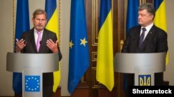 Президент України Петро Порошенко (ліворуч) і єврокомісар із питань політики сусідства Йоганнес Ган. Київ, 11 вересня 2015 року