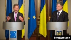 Президент України Петро Порошенко (п) і єврокомісар Йоганнес Ган під час зустрічі у Києві 11 вересня 2015 року