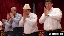 Төртилтик калайыктан бата алып жатат. Баткен, 12.08.2017. Сүрөт Бакыт Төрөбаевдин Фейсбуктагы барагынан алынды. 