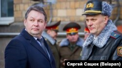 Андрэй Шорац(зьлева) падчас адкрыцьця скульптурнай кампазыцыі «Менскі гарадавы».