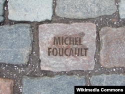 1984-cü ildə vəfat etmiş Michel Foucault-un xatirəsinə yaradılan daş. Tom Fecht