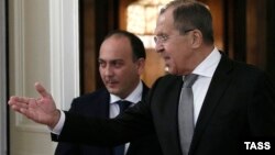 რუსეთის საგარეო საქმეთა მინისტრი სერგეი ლავროვი (მარჯვნივ) და დაურ კოვე.