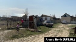 Ойнап жүрген балалар. Мырзатай ауылы, Байзақ ауданы, Жамбыл облысы. 28 наурыз 2020 жыл.