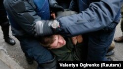 Поліція затримує прихильника Саакашвілі, Київ, 5 грудня 2017 року