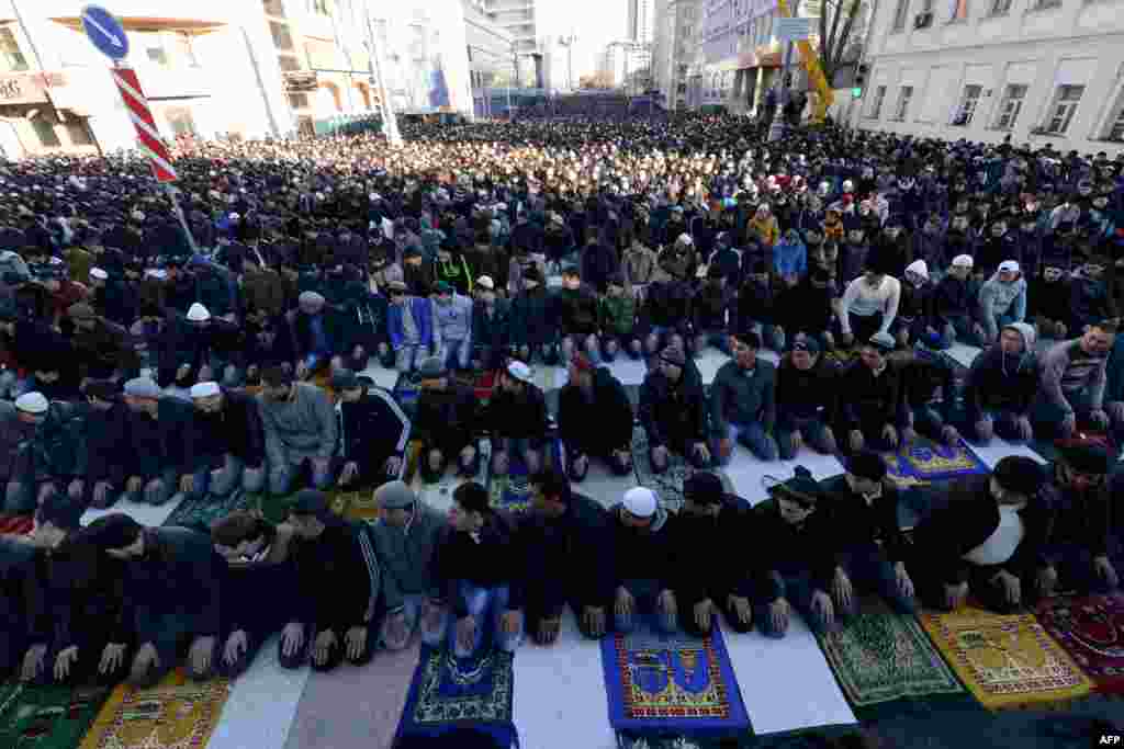 Росія – Мусульмани збираються, щоб помолитися біля центральної мечеті Москви, під час святкування свята Ід-аль-Адха (Курбан-байрам), 15 жовтня 2013 року