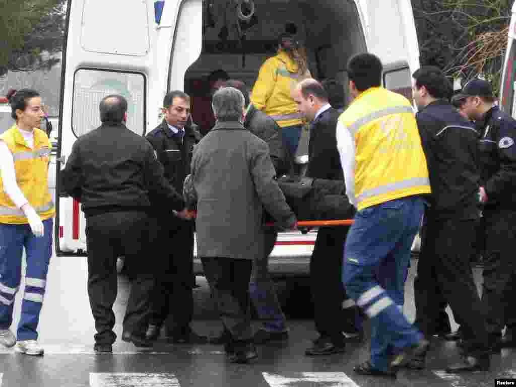 В Стамбуле сотрудники охраны украинского консульства ранили человека, который угрожал пронести в здание бомбу. Злоумышленник, заявлявший о намерении разобраться в консульстве с проблемами своей украинской жены, госпитализирован. Помимо него никто не пострадал.