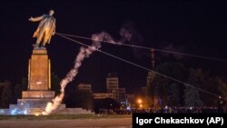 Activists dismantle Ukraine's biggest monument to Vladimir Lenin in the central square of the eastern city of Kharkiv in September 2014.