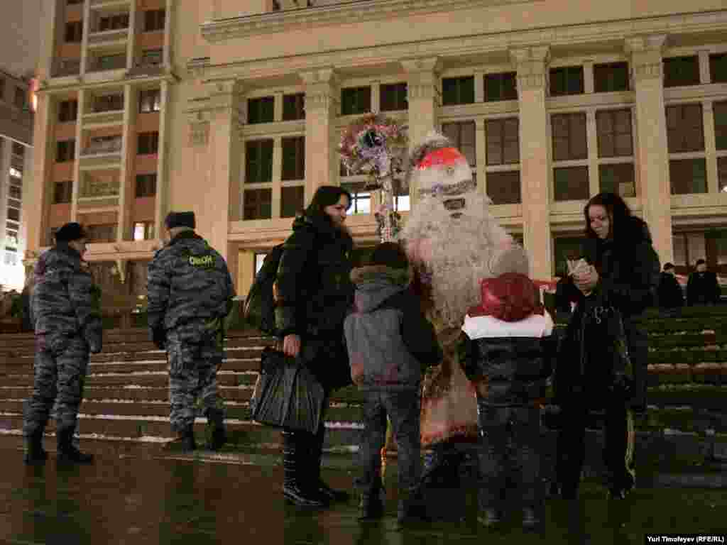 Дед Мороз поздравлял детей с Новым годом, милиция ждала начала несанкционированной акции 