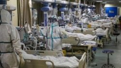 Пациенты, подключенные к аппаратам ИВЛ, в одной из иранских больниц