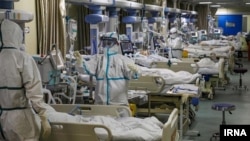 Пациенты, подключенные к аппаратам ИВЛ, в одной из иранских больниц