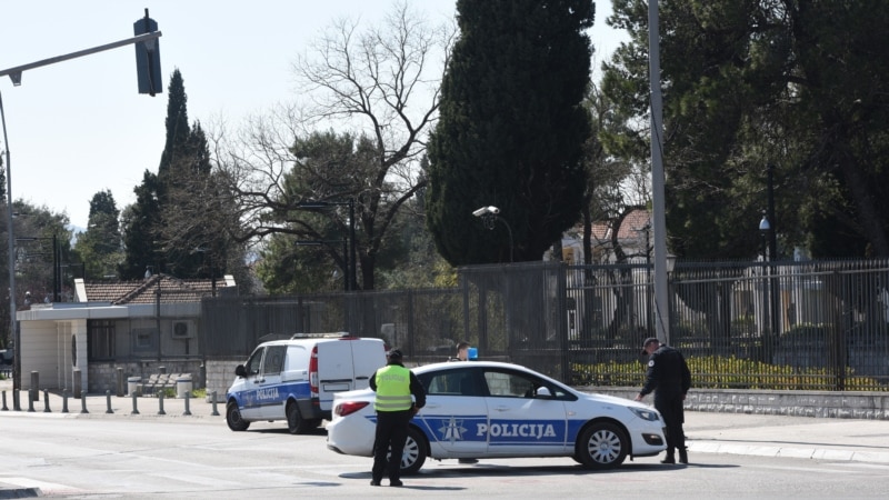 Неколкумина мигранти се обиделе да влезат во Американската амбасада во Подгорица