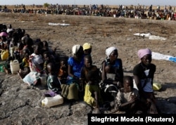 Південні суданці в провінції Лір чекають, аби зареєструватися на отримання продовольчої допомоги