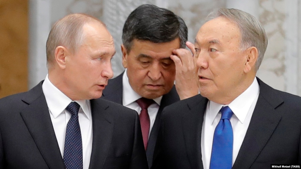 Resey prezidenti Vladimir Putin (sol jaqta), Qırğızstan prezidenti Sooronbay Jeenbekov (ekinşi qatarda) jäne Qazaqstan prezidenti Nwrswltan Nazarbaevtıñ WQŞW sammitinde tüsken sureti. Minsk, 30 qaraşa 2017 jıl. 