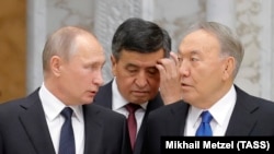 Президент России Владимир Путин, президент Кыргызстана Сооронбай Жээнбеков и президент Казахстана Нурсултан Назарбаев.