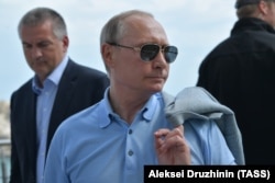Владимир Путин (на первом плане) и Сергей Аксенов (на втором плане) во время посещения Международного детского центра «Артек». Ялта, 24 июня 2017 года