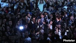 Armenia - Prime Minister Nikol Pashinian addresses supporters protesting near the parliament building in Yerevan, 2 October 2018.