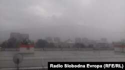 Невреме со силен дожд и град го погоди Скопје