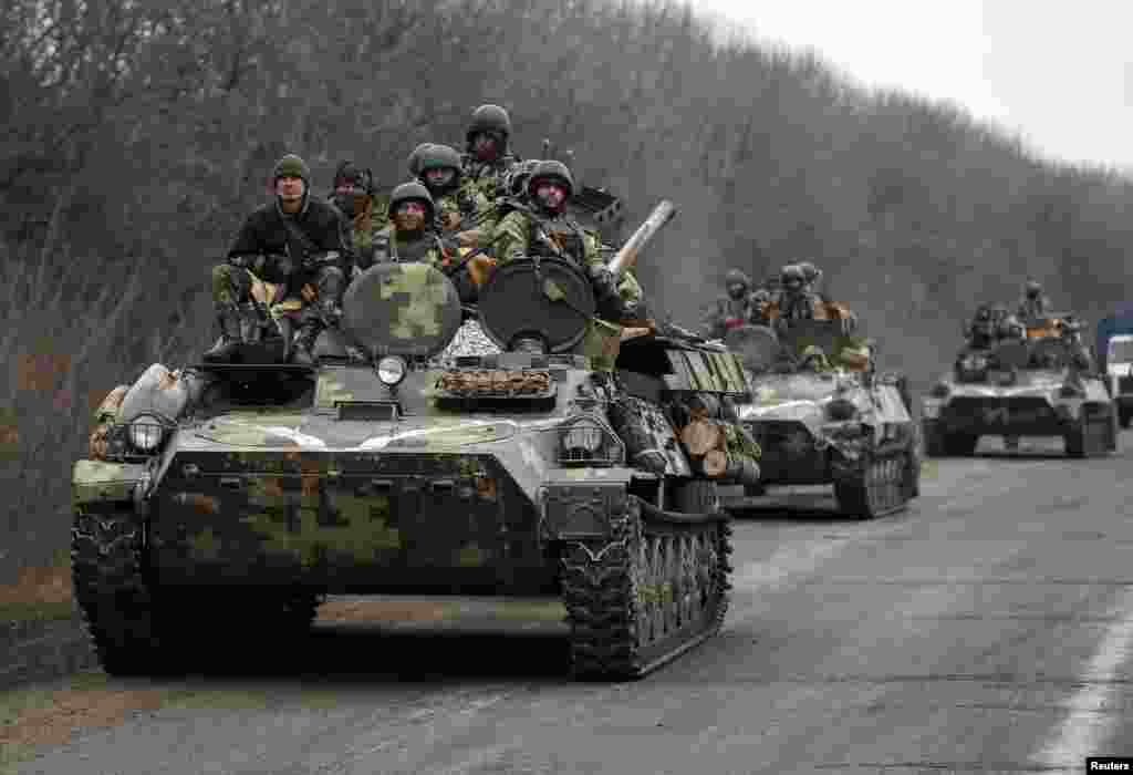 Українські артилеристи відходять від лінії розмежування під Дебальцеве, 26 лютого 2015 року