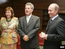 Putin (right) and Lyudmilla with Austrian President Heinz Fischer