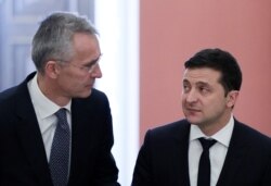 Ukrainian President Volodymyr Zelenskiy (right) and NATO Secretary-General Jens Stoltenberg in Kyiv on October 31.
