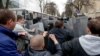 Пророссийские демонстранты, занявшие здание Харьковской областной администрации, 7 апреля объявили о создании "Народной республики". Украинские силовики 8 апреля провели операцию по освобождению здания от захвативших его людей. В МВД Украины сообщили о 70 задержанных, обвиняемых в сепаратизме.