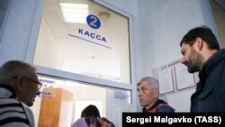Aqmescitteki demiryol vokzalınıñ kassası ögünde sıra, 2019 senesi noyabrniñ 8-i