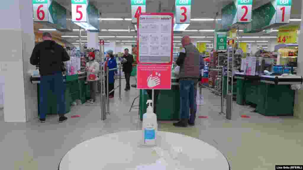 Dezinfectant și mănuși de protecție la intrarea într-un magazin alimentar din Chișinău, după decretarea stării de urgență în legătură cu epidemia de coronavirus. 