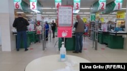 Dezinfectant și mănuși de protecție la intrarea într-un magazin alimentar din Chișinău, după decretarea stării de urgență în legătură cu epidemia de coronavirus, Chisinau, 19 martie 2020.