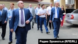 Мэр Махачкалы Муса Мусаев в сопровождении своих работников