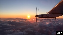 Самолет на солнечных батареях Solar Impulse 2 во время полета. 29 июня 2015 года.