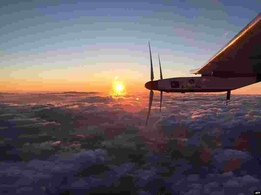 Самолет, использующий вместо бензина солнечные батареи, в небе по пути из Японии на Гавайи.