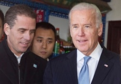 Хантер Байден (слева) и вице-президент США Джо Байден во время визита в Китай в 2013 году