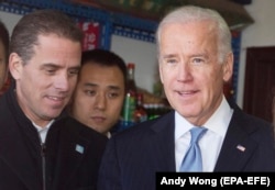 Вице-президент Джо Байден с сыном Хантером во время поездки в Китай в 2013 году