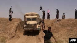 Предположительно члены группировки "Исламское государство" размахивают флагом ИГ. Фото из Twitter'a.