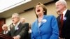 زعيمة الأقلية الديمقراطية في مجلس النواب الأميركي نانسي بيلوسي تضحك بقوة، عندما أطلق زعيم الأغلبية الديمقراطية في مجلس الشيوخ هاري ريد نكتة في مؤتمر صحفي بواشنطن.