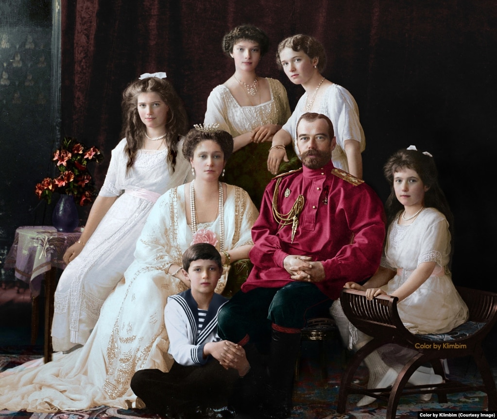 С яйцами Фаберже также ассоциируется семья Николая II. Николай II слыл хорошим семьянином и, как выразился один историк, был прекрасным отцом, но никудышным царем. Каждый год к Пасхе царь дарил матери и супруге ювелирные яйца.