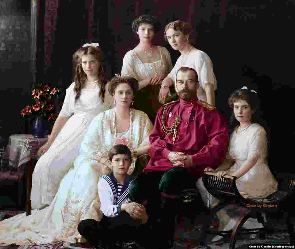 Cari Nicholas II dhe familja e tij. Nicholas përshkruhet si një njeri familjar dhe historianët kanë thënë për të se ai ishte &ldquo;baba i mirë dhe një Car i dobët&rdquo;. Dhurimi i vezëve për gruan dhe nënën e tij për çdo festë të Pashkëve ishte një shpërqendrim nga hapat e gabuar që ndërmori gjatë sundimit të tij të keq.