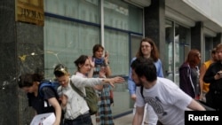 В участников пикета ЛГБТ-активистов у Госдумы летят яйца