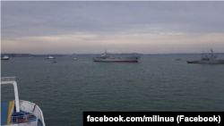 Украинские военные корабли проходят через Керченский пролив, 23 сентября 2018 года